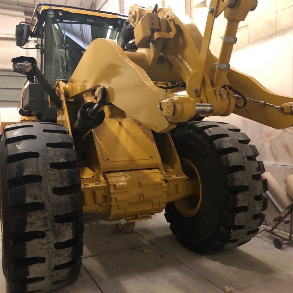 Professionele bedrijfswagenspuiterij met stralen en spuittechnieken voor wagenpark coating en logo applicatie