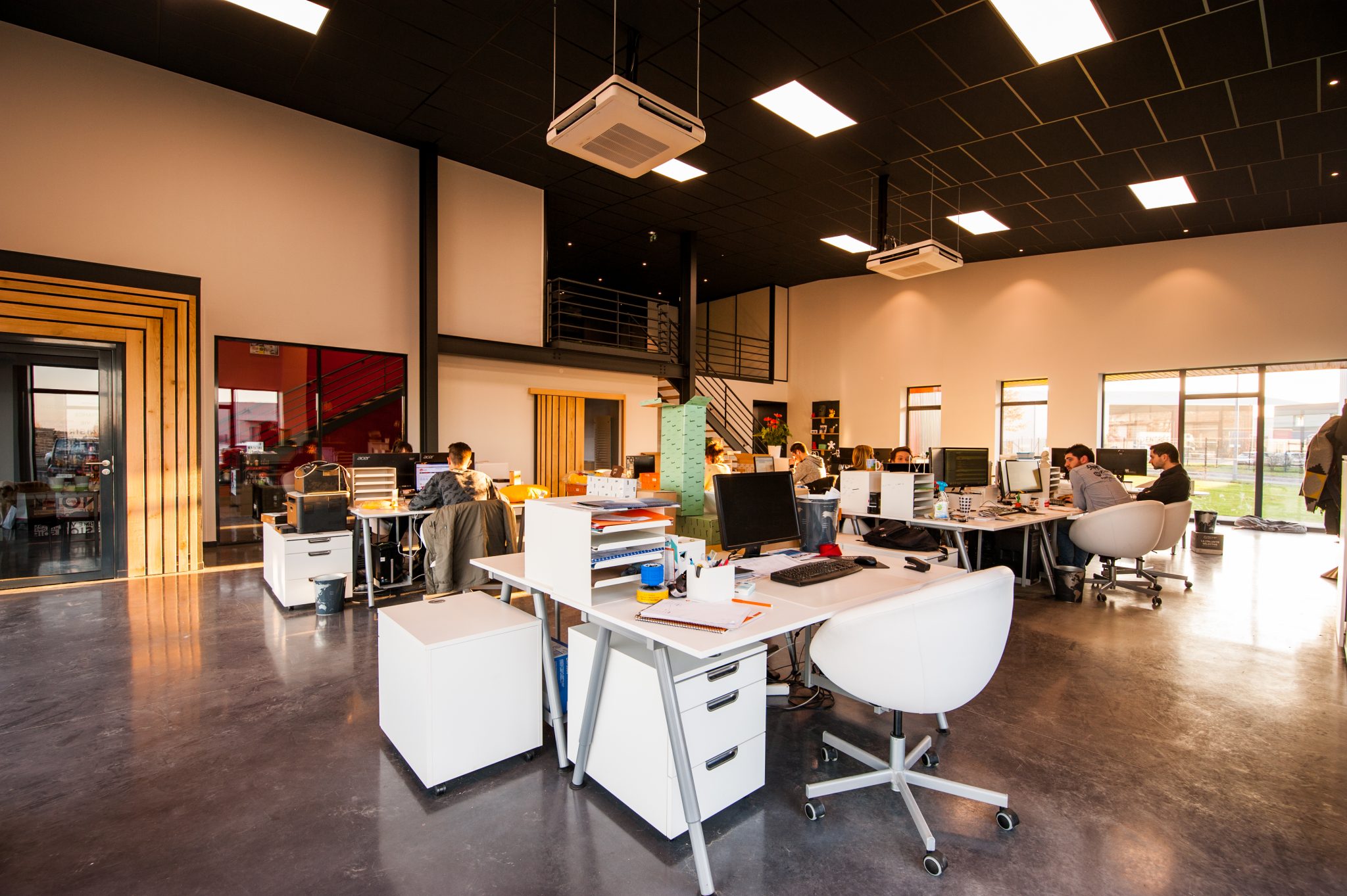 Modern kantoorinterieur met werkplekken, natuurlijk daglicht en relaxruimte voor een optimale werksfeer