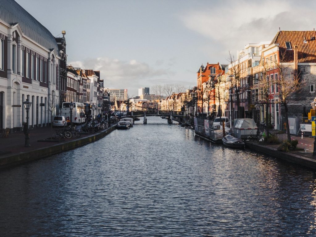 Tips voor verhuizen naar Leiden - grachten en huizen in historische binnenstad