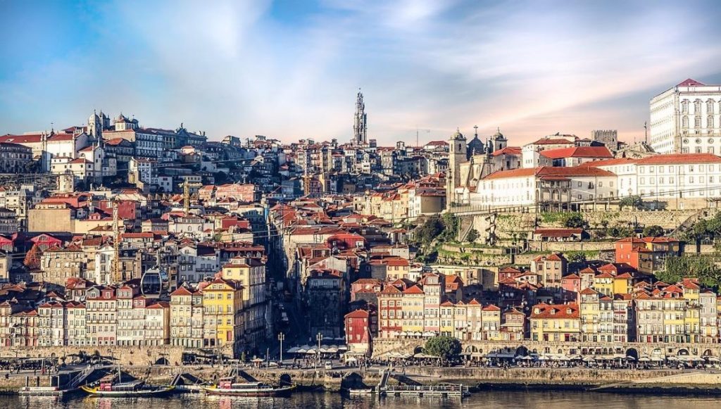 Prachtig uitzicht op de kustlijn en activiteiten voor een avontuurlijke reis plannen in Porto, met fietsen en watersporten