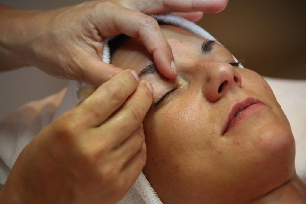 Visuele vergelijking van populaire cosmetische procedures inclusief Botox, fillers, liposuctie en borstbehandelingen