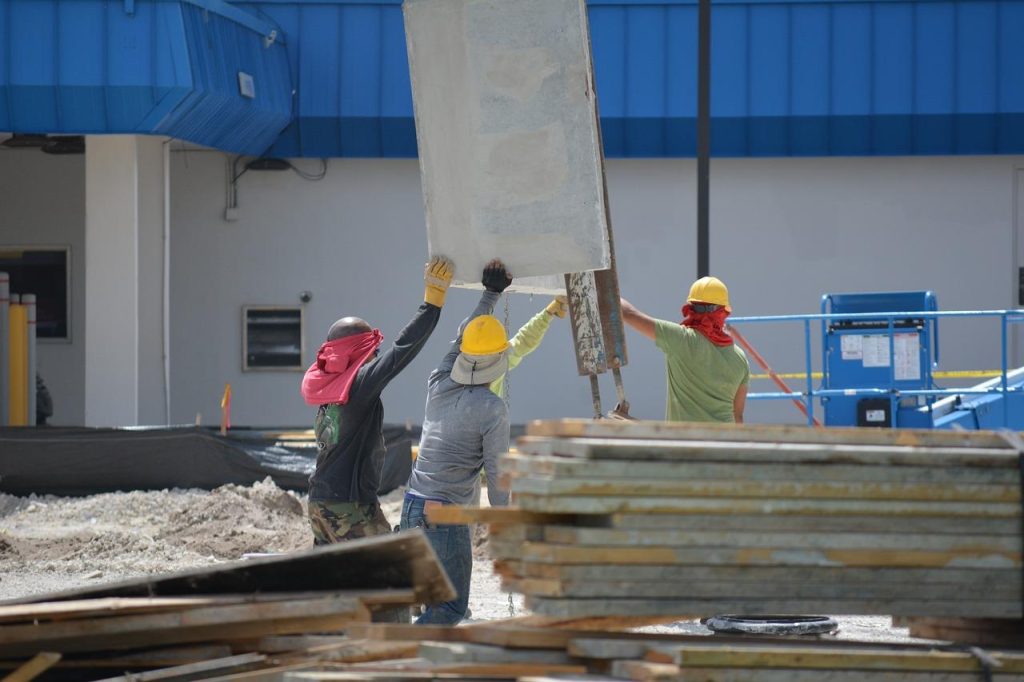 Essentiële gereedschappen voor betonbewerking inclusief betonmixer, trilnaald en troffel