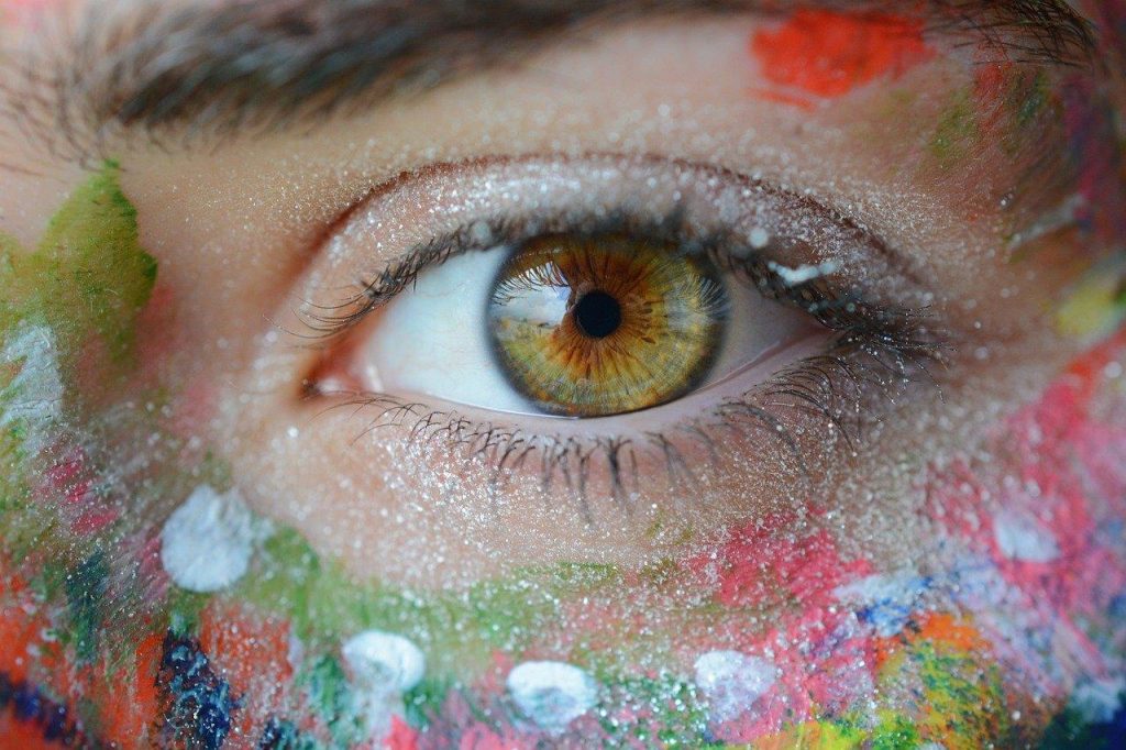 Visuele weergave van droge ogen syndroom en de verschillende oorzaken zoals veroudering, medicijnen en contactlenzen.