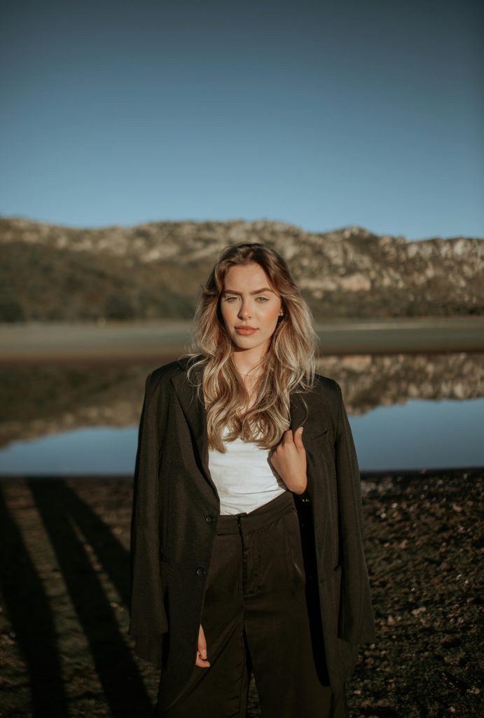 Zomer mode trends 2024 met linnen kleding en felle kleuren voor strandoutfits en zomerse looks