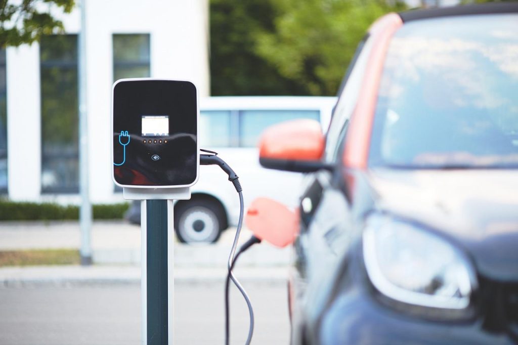 Infographic over duurzaam ondernemen met laadpalen voor elektrisch rijden en groenere bedrijfsvoering