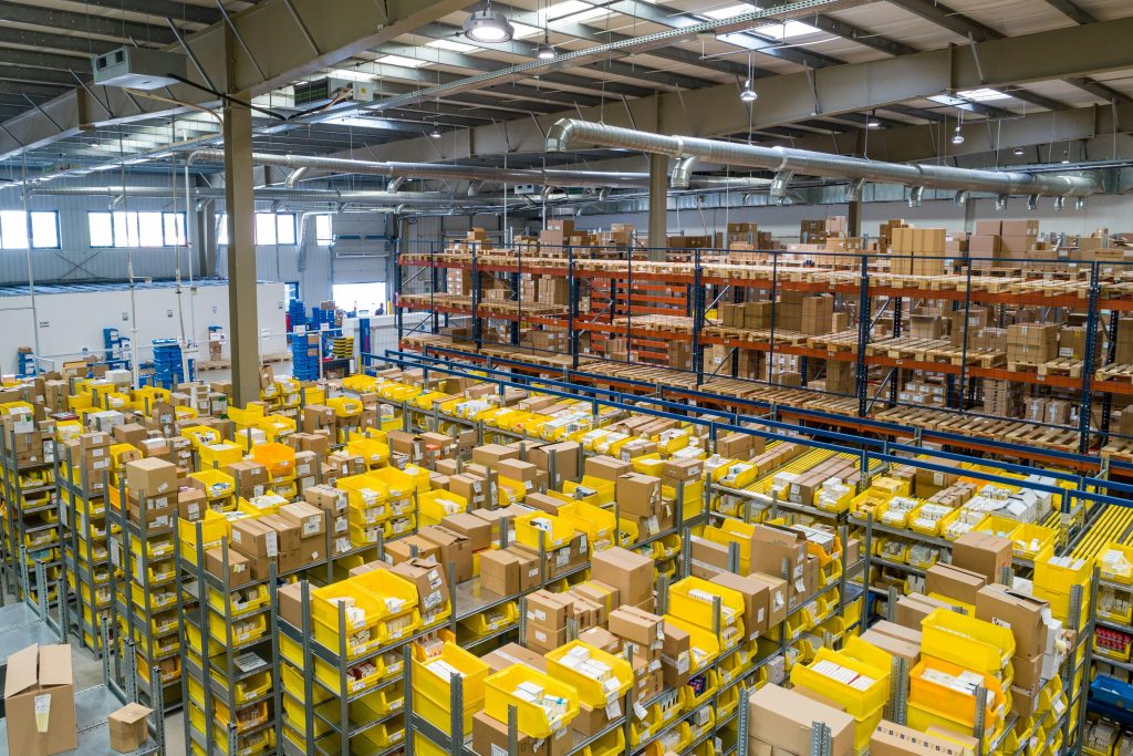 Mondial Logistics team demonstreert logistiek proces uitbesteden met moderne opslagfaciliteiten en transportmiddelen