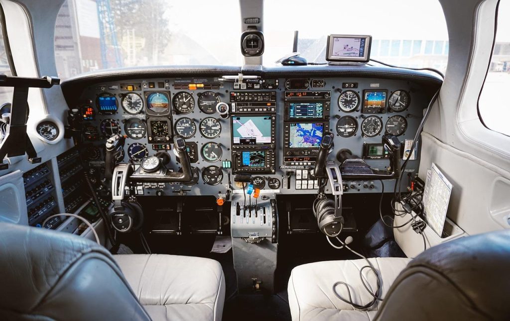 Luxueuze privéjet cabin met volledig verstelbare zetels en gastronomische service voor exclusieve privévluchten