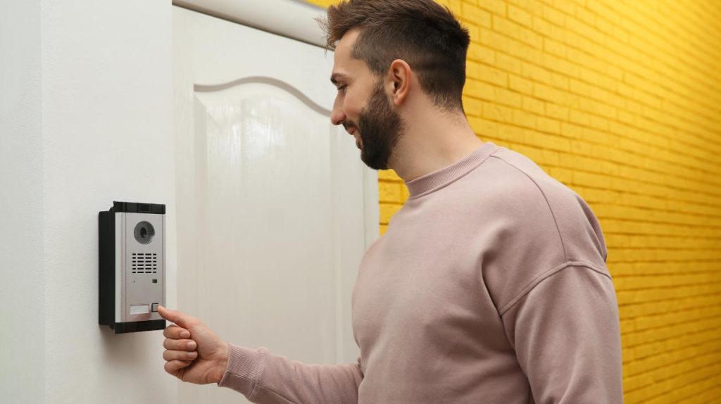 Stappen voor het installeren van een intercom met camera aan uw huisdeur voor betere beveiliging