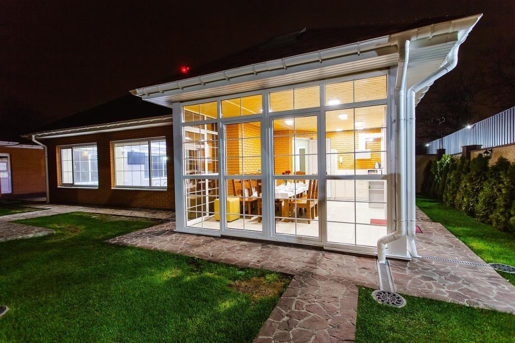 Moderne glazen schuifwanden in minimalistisch design creëren een naadloze overgang tussen binnen en buitenruimte met uitzicht