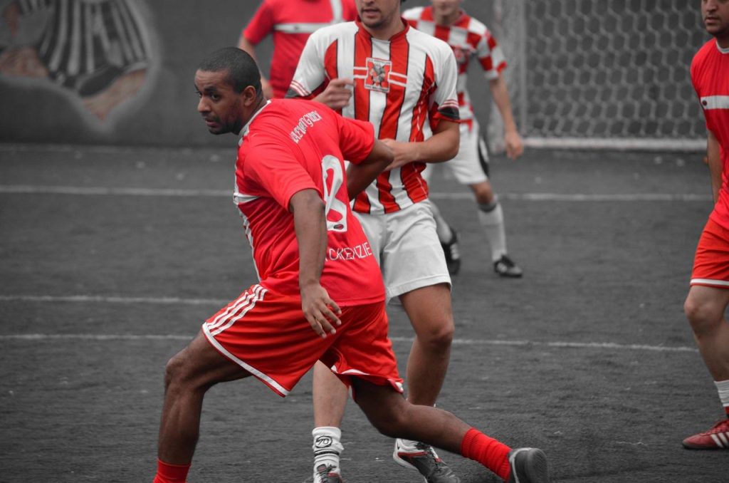 Verschillende aspecten van het perfecte voetbaltenue inclusief comfort, duurzaamheid en moderne technologische innovaties