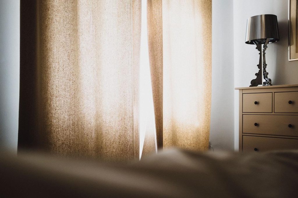 Stijlvolle binnenzonwering in Ede met jaloezieën, rolgordijnen en plisségordijnen voor wooncomfort en lichtregeling