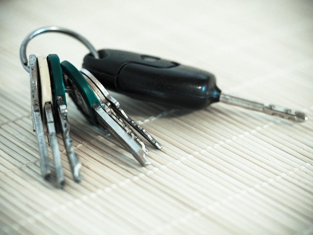 Persoon zoekt naar verloren sleutels - handige tips voor noodsituaties