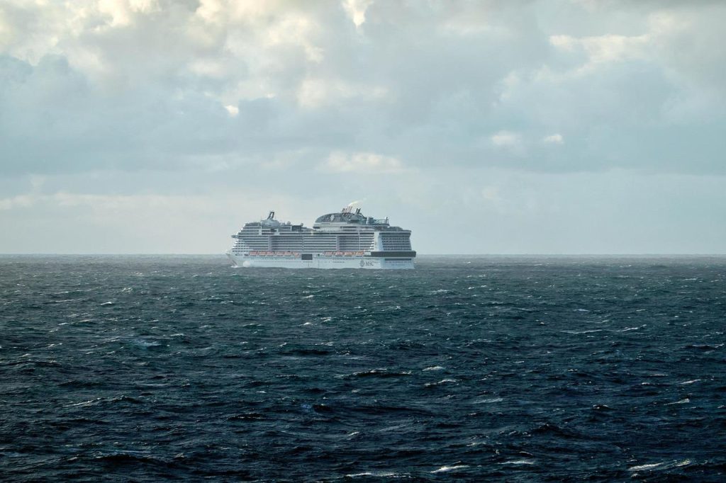 Luxe skyline van Dubai bij zonsondergang vanaf een Emiraten cruise schip met wolkenkrabbers en moderne architectuur zichtbaar