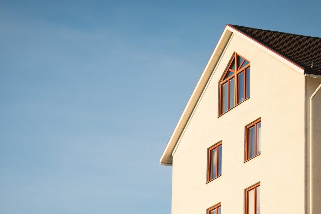 Illustratie van gevelisolatie die warmteverlies voorkomt en een woning transformeert naar energiezuinig comfort