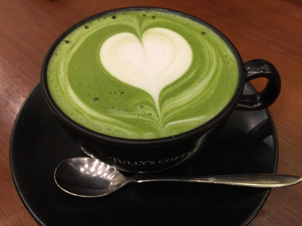 Gids voor matcha kopen: neon-groen poeder in beschrijving van kwaliteitskenmerken en Japanse herkomst.