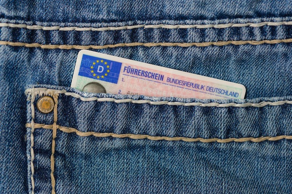 Jonge bestuurder voelt zich zelfverzekerd achter het stuur na volgen van tips voor het behalen van het roze pasje