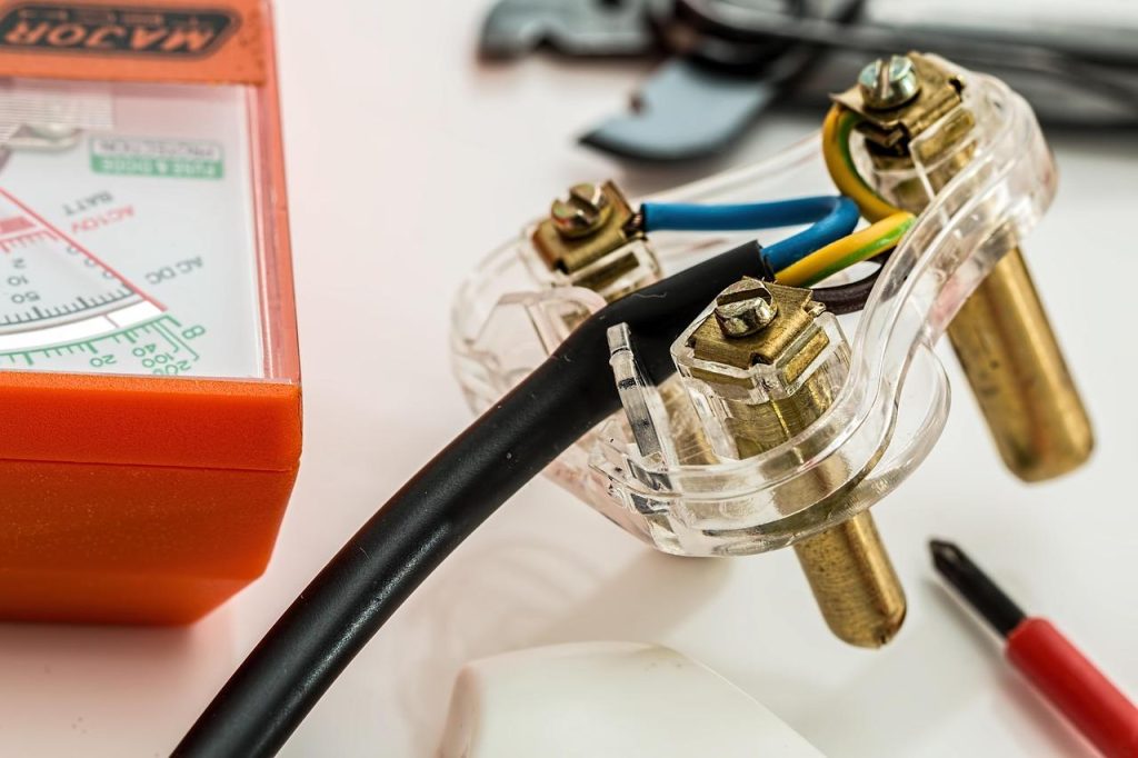 Aardmaterialen en aardingsinstallatie controleren in oudere woning voor veiligheid