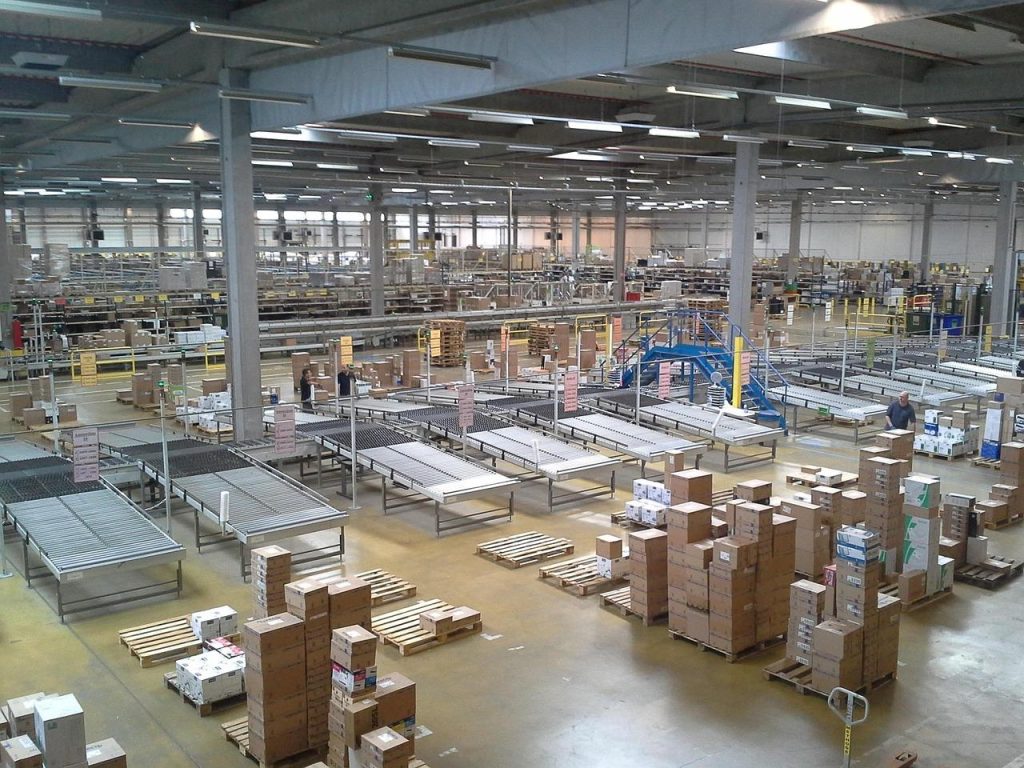 Entresolvloer in magazijn voor optimale ruimtebenutting en extra opslagruimte