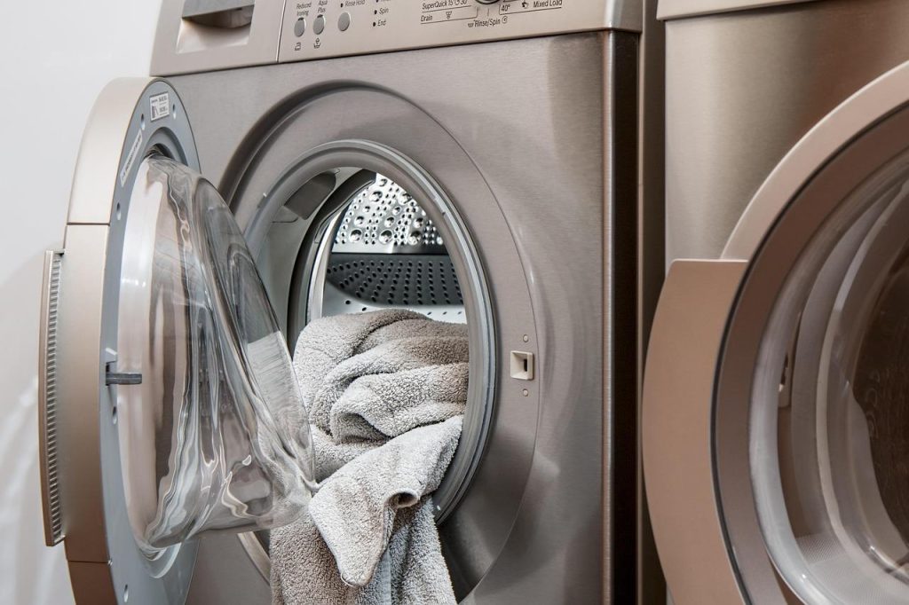 Ariel wasmiddel met innovatieve kracht voor fris schone witte was en effectieve vlekverwijdering