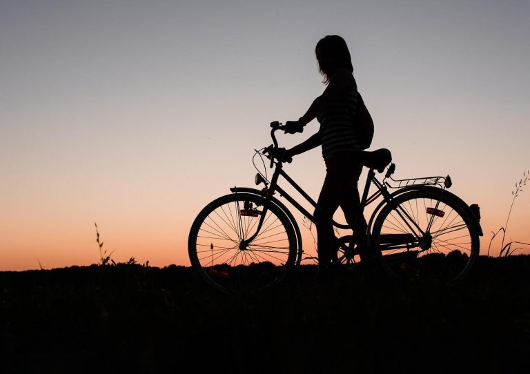 Home Mensen kiezen duurzame mobiliteit door fietsen, openbaar vervoer en elektrische voertuigen in stedelijke omgeving